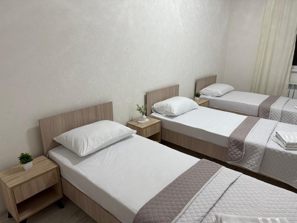 Трёхместный номер люкс с тремя односпальными кроватями