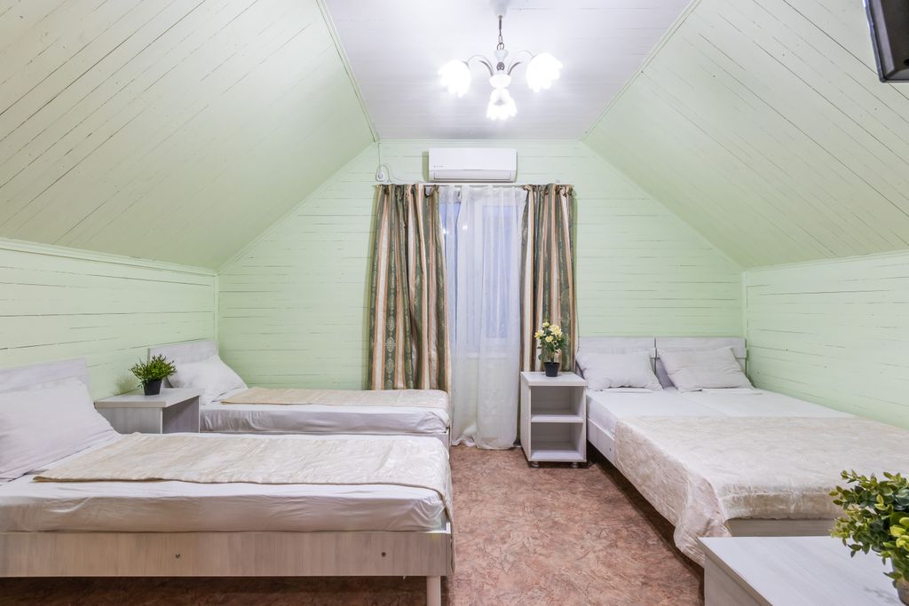 Четырёхместный номер с удобствами на этаже (мансарда)