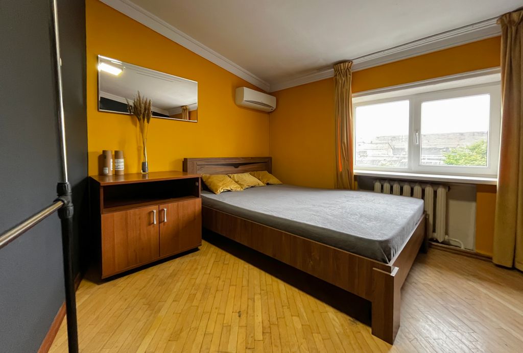 Трёхместный номер Трёхместный номер (1 двуспальная + 1 односпальная кровать)