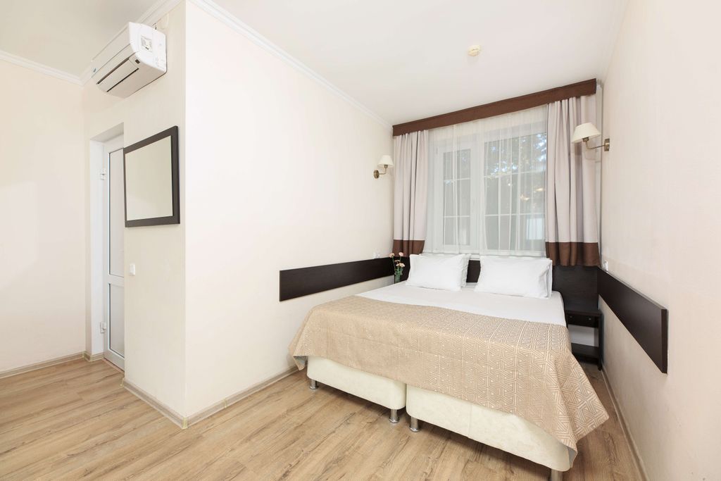 Двухместный номер с 1 кроватью улучшенный стандарт с террасой