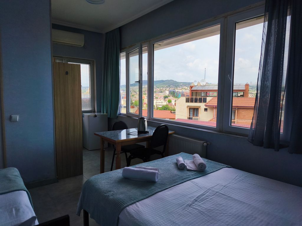 Трёхместный номер эконом с видом на город