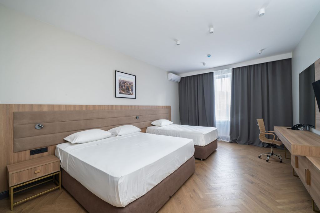 Трёхместный номер джуниор сюит с кроватью King-size и односпальной кроватью