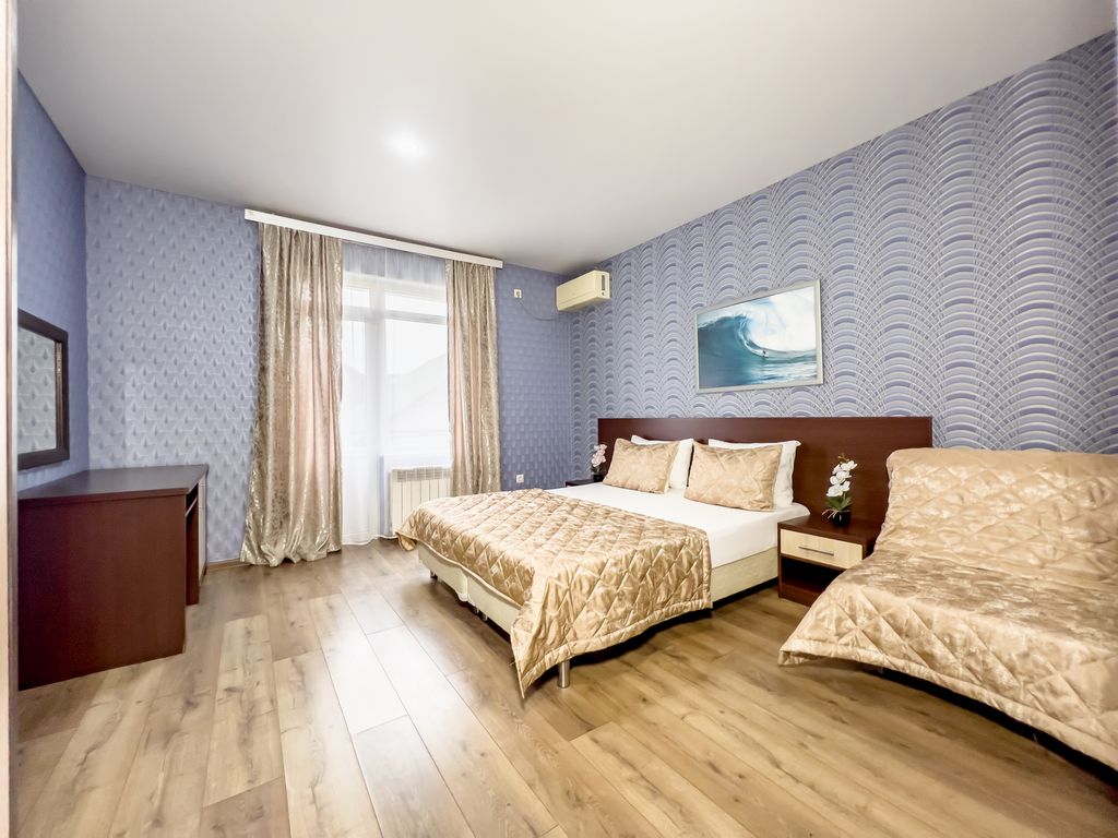 Трёхместный номер комфорт с балконом