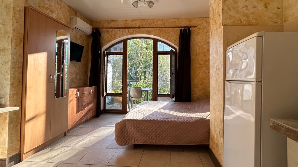 Трёхместный номер студия с собственным балконом