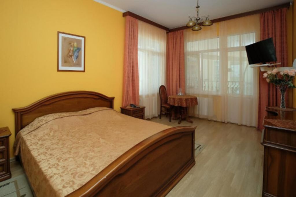 Двухместный номер с 1 кроватью улучшенный с балконом