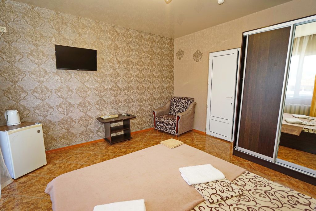 Трёхместный номер с балконом