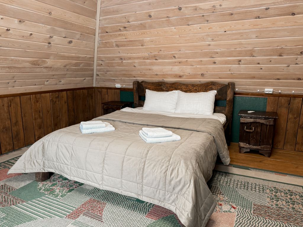 Трёхместный номер эконом с видом на горы