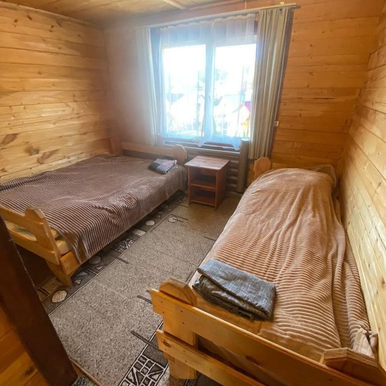 Трёхместный номер у озера Ая