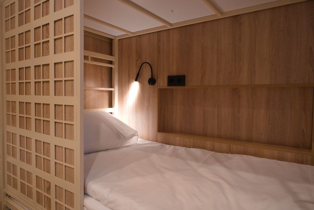 Многоместный женский номер общий с 10 кроватями с общей ванной комнатой