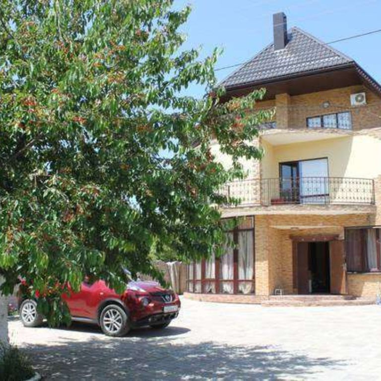 Трёхместный номер эконом с видом на город