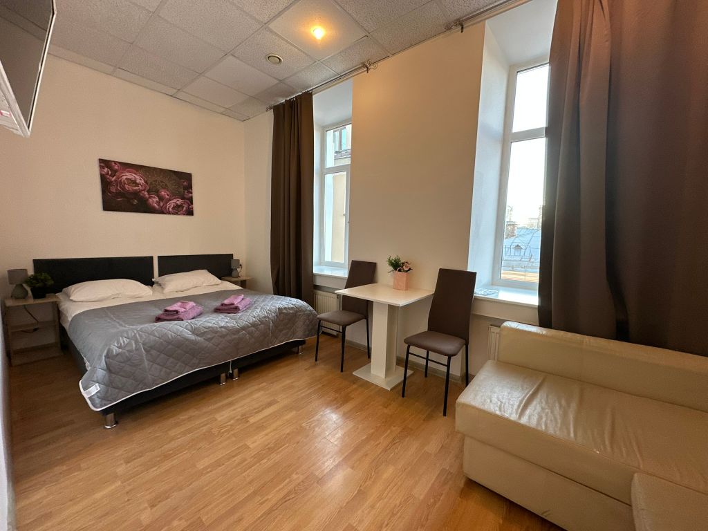 Четырёхместный номер с двуспальной кроватью или двумя односпальными и диваном на 5 этаже