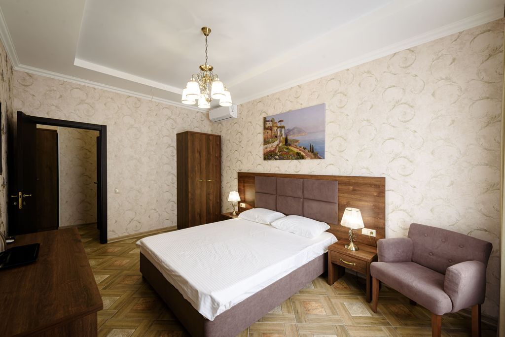 Четырёхместный номер Полулюкс Эстет с балконом видом на озеро и лес