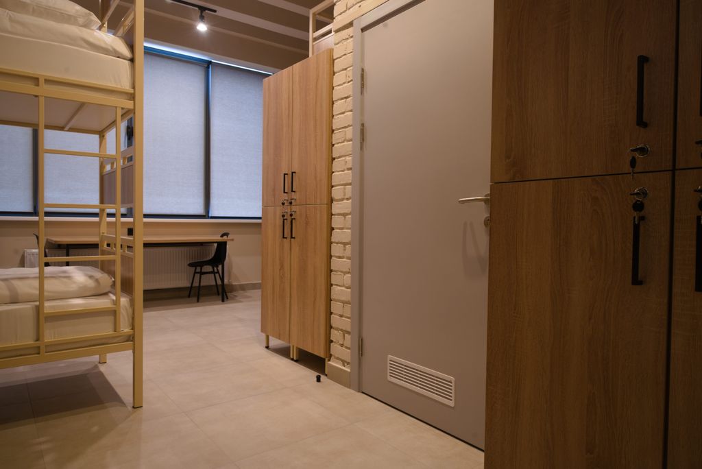 Многоместный женский номер общий с 10 кроватями с общей ванной комнатой