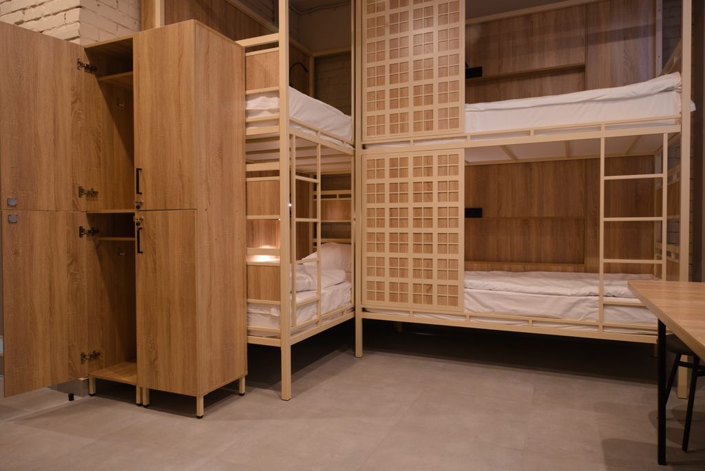 Многоместный женский номер общий с 10 кроватями с общей ванной комнатой