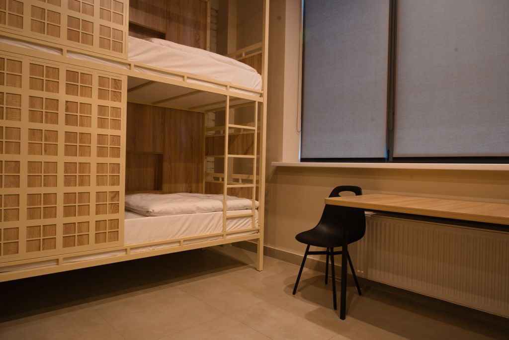 Многоместный мужской номер общий с 10 кроватями с общей ванной