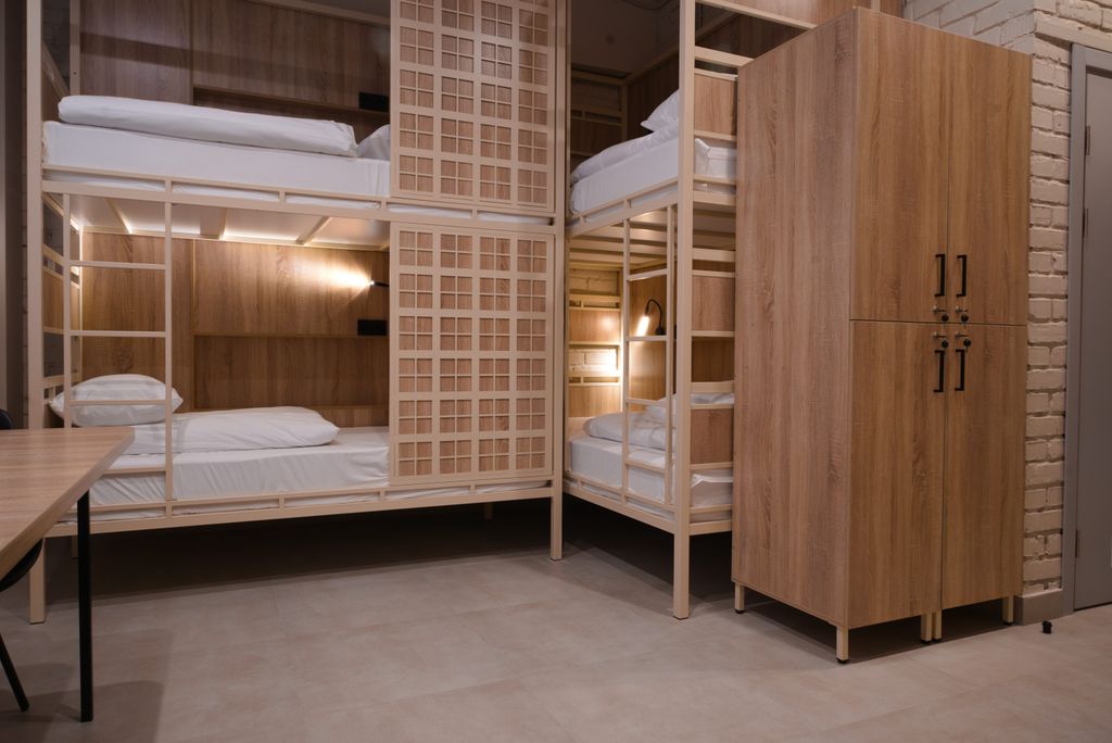 Многоместный мужской номер общий с 10 кроватями с общей ванной