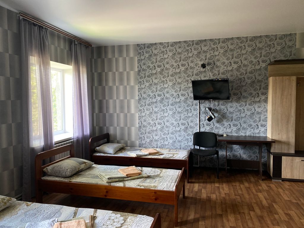 Многоместный смешанный номер с 6 отдельными кроватями, с собственным санузлом, холодильником, кондиционером, телевизором