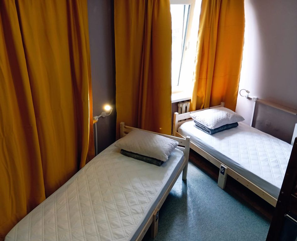 Многоместный мужской номер 6 местный общий номер (нижние места)