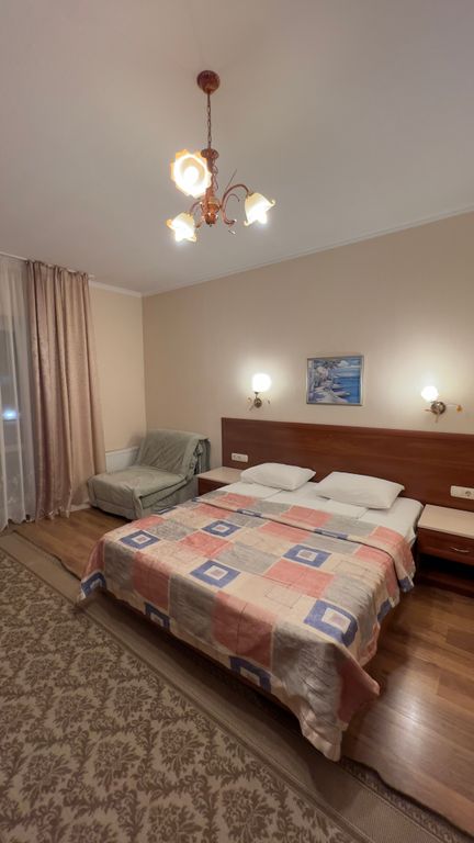 Трёхместный номер улучшенный с видом на город