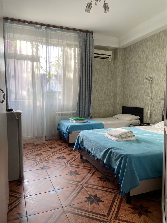 Трёхместный номер стандарт с видом на город