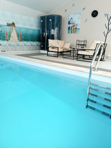 Возле бассейна душевая кабина с функцией "хамам" и уютная зона отдыха 