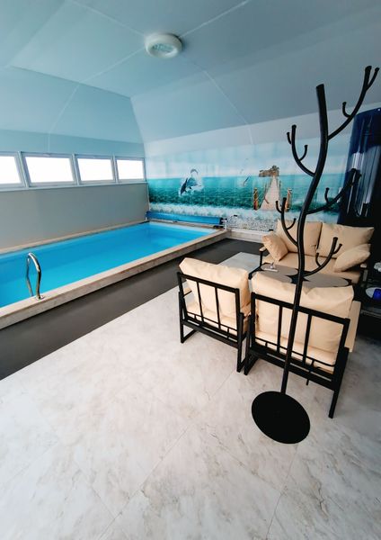 В помещении бассейна для комфорта установлены теплые полы