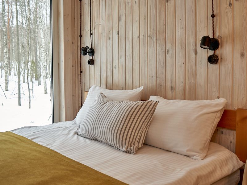 Двуспальная кровать 160Х200 с новым ортопедическим матрасом и раздельными одеялами, белоснежным сатиновым постельным бельем. С каждой стороны есть индивидуальный свет и розетки