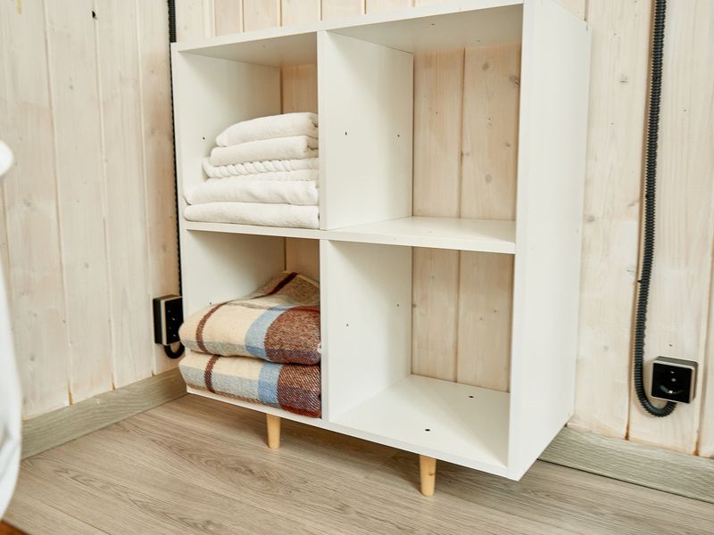 В обеих комнатах есть полотенца (банное, для рук и для ног) и уличные пледы для уютных вечеров на свежем воздухе