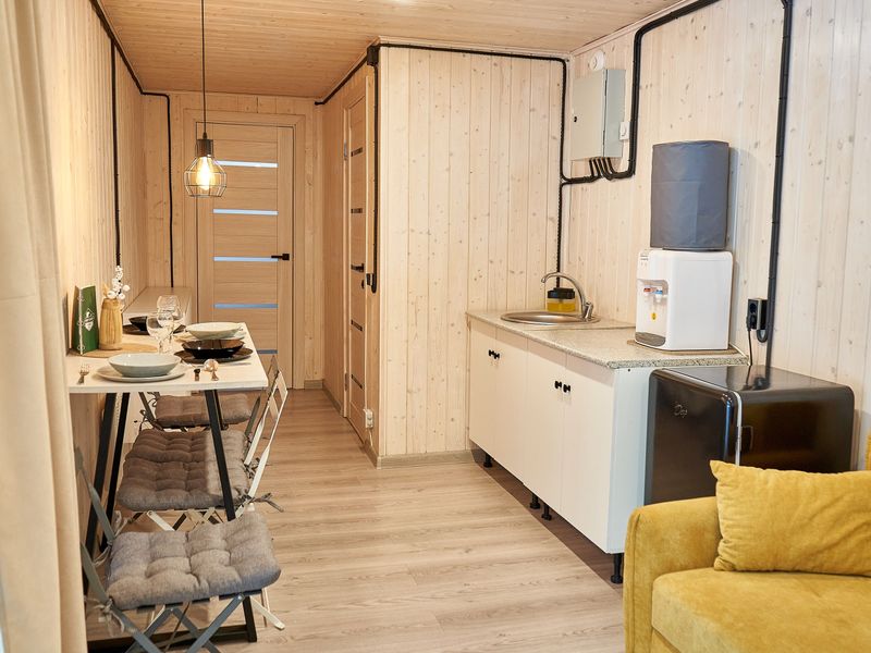 В номере есть кулер с горячей и холодной водой, набор для чая и чай (черный и зеленый), а также полотенца (банное, для рук и для ног) на 2 персоны и уличные пледы для уютных вечеров на свежем воздухе