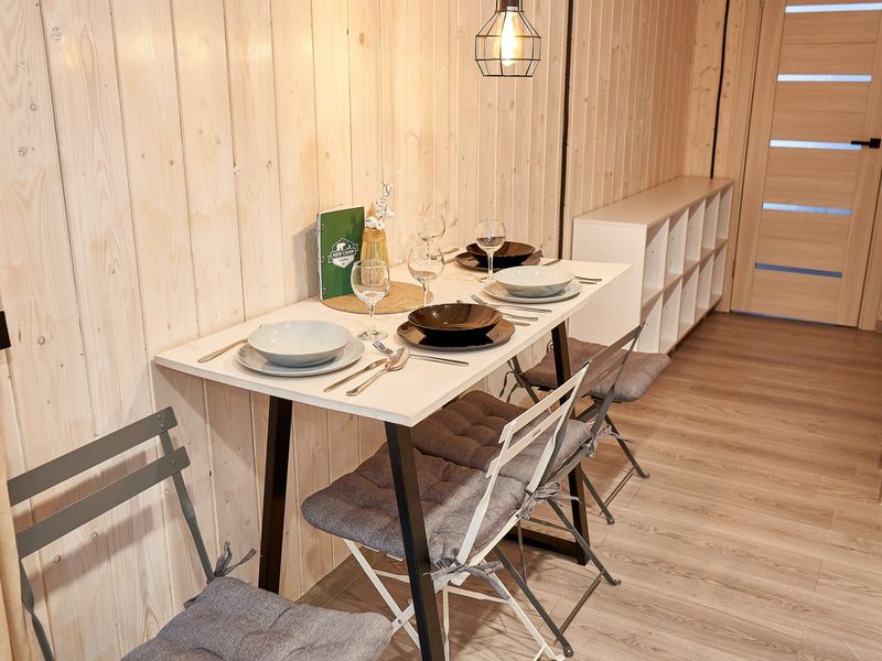 В каждом номере есть набор посуды, приборов и бокалов (+штопор). Но если чего-то не хватило, всегда можно попросить в кафе)