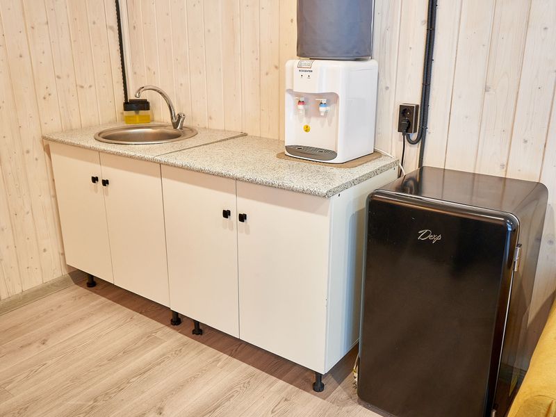 В каждом номере есть мини холодильник с небольшой морозильной камерой и шкафчик с запасом туалетной бумаги и средств для уборки