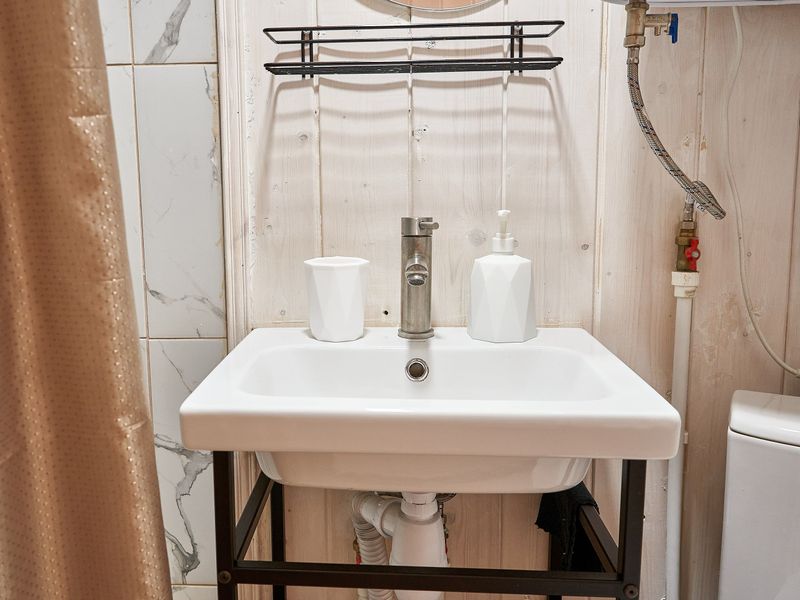 Есть индивидуальное зеркало, средство для мытья посуды и губка, жидкое мыло