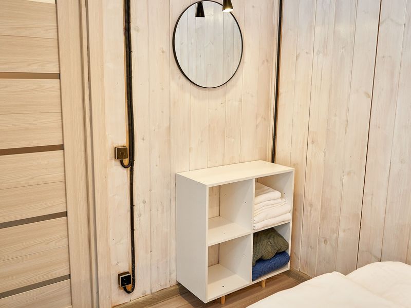 В обеих комнатах есть полотенца (банное, для рук и для ног) и уличные пледы для уютных вечеров на свежем воздухе