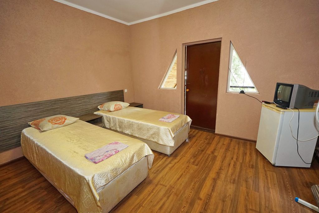 Двухместный номер с 2 отдельными кроватями эконом с балконом