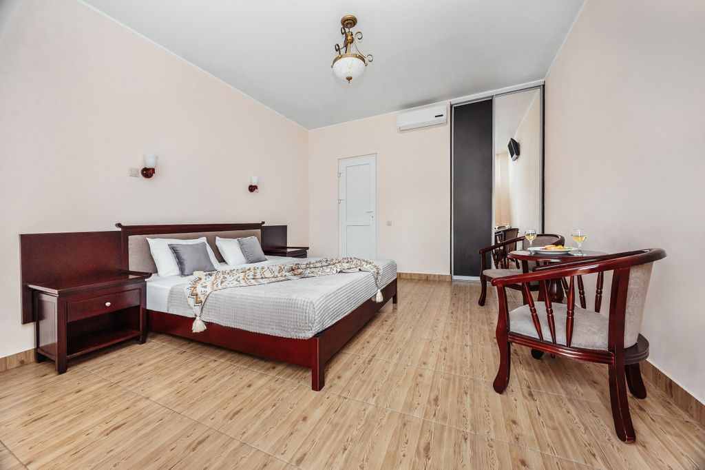 Трёхместный номер двухместный улучшенный номер