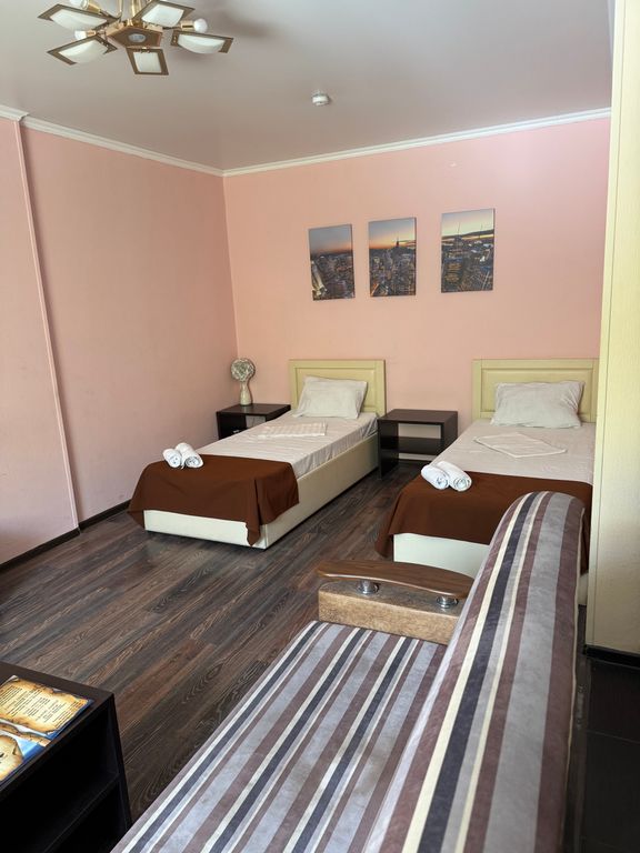 Четырёхместный номер улучшенный с двумя раздельными кроватями и диваном