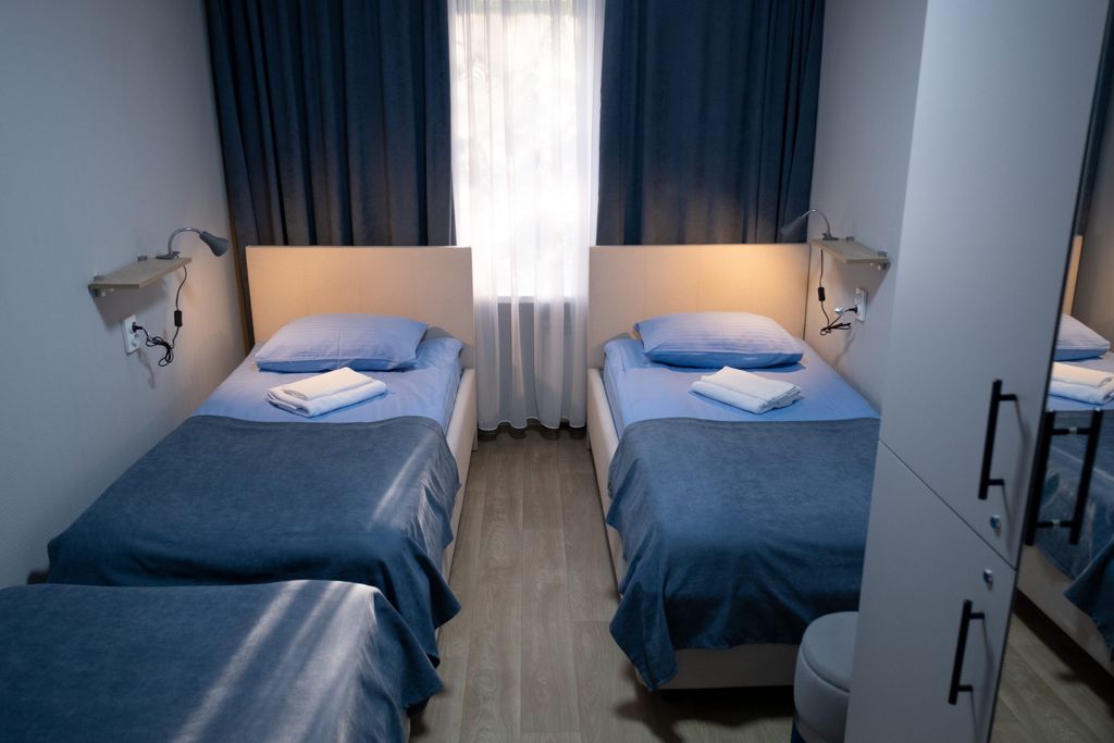 Трёхместный номер эконом с удобствами в блоке на 4 номера