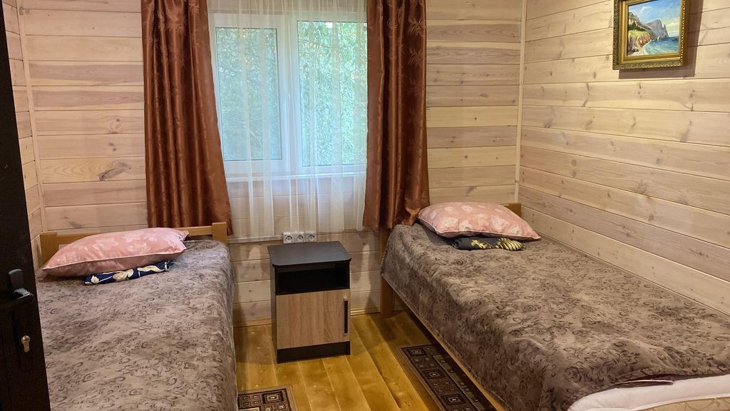 Трёхместный номер стандарт с видом на горы