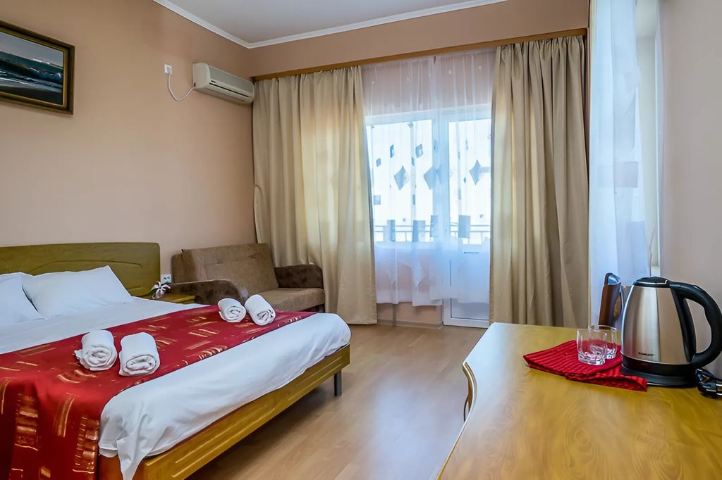 Четырёхместный номер полулюкс с видом на лес