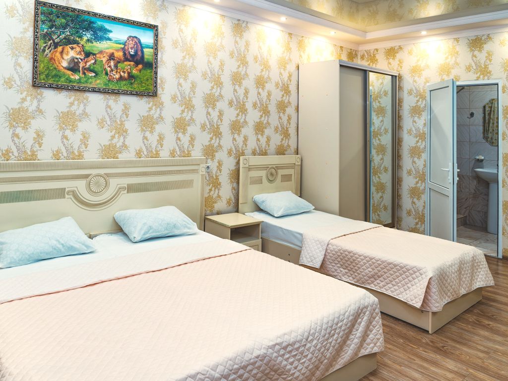 Трёхместный номер Стандарт с балконом