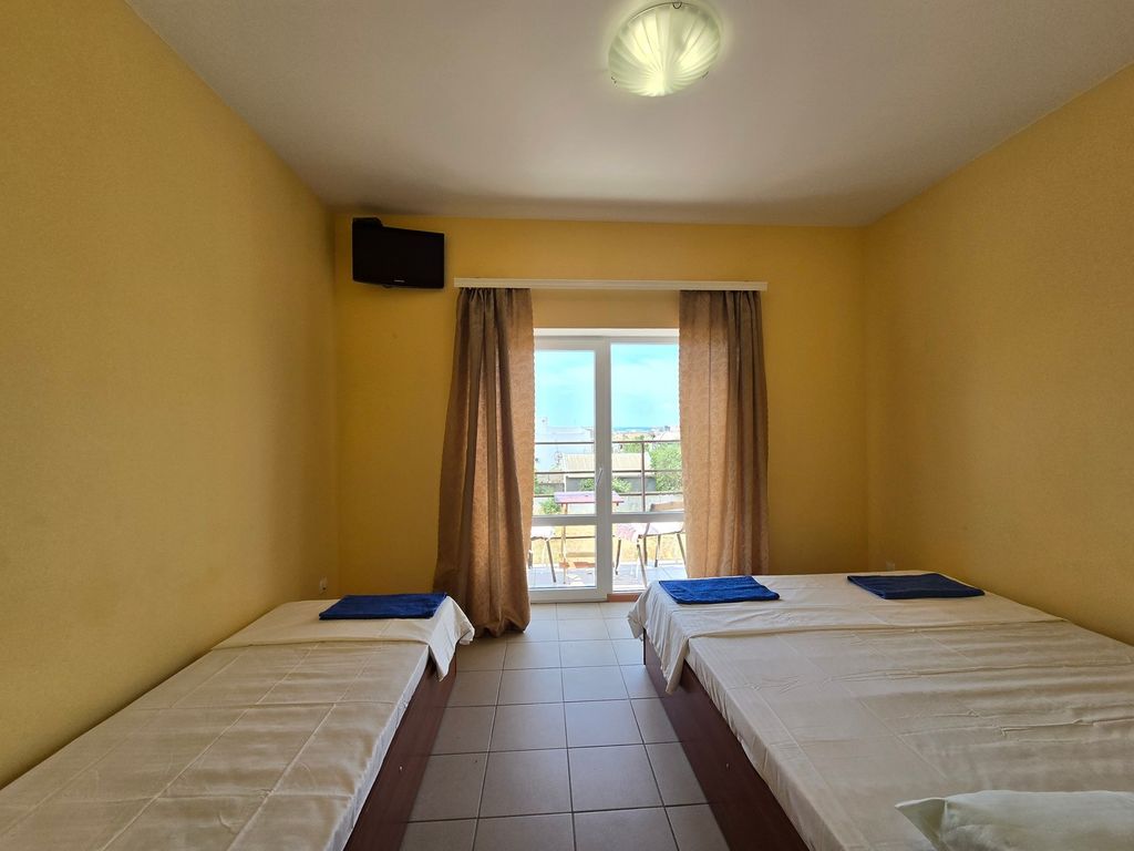 Трёхместный номер стандарт с видом на море