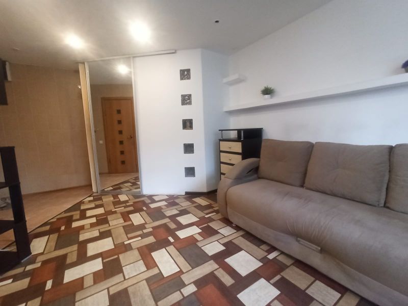 Зеркальная дверь в гардеробную