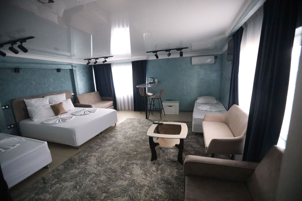 Семейный номер (208)