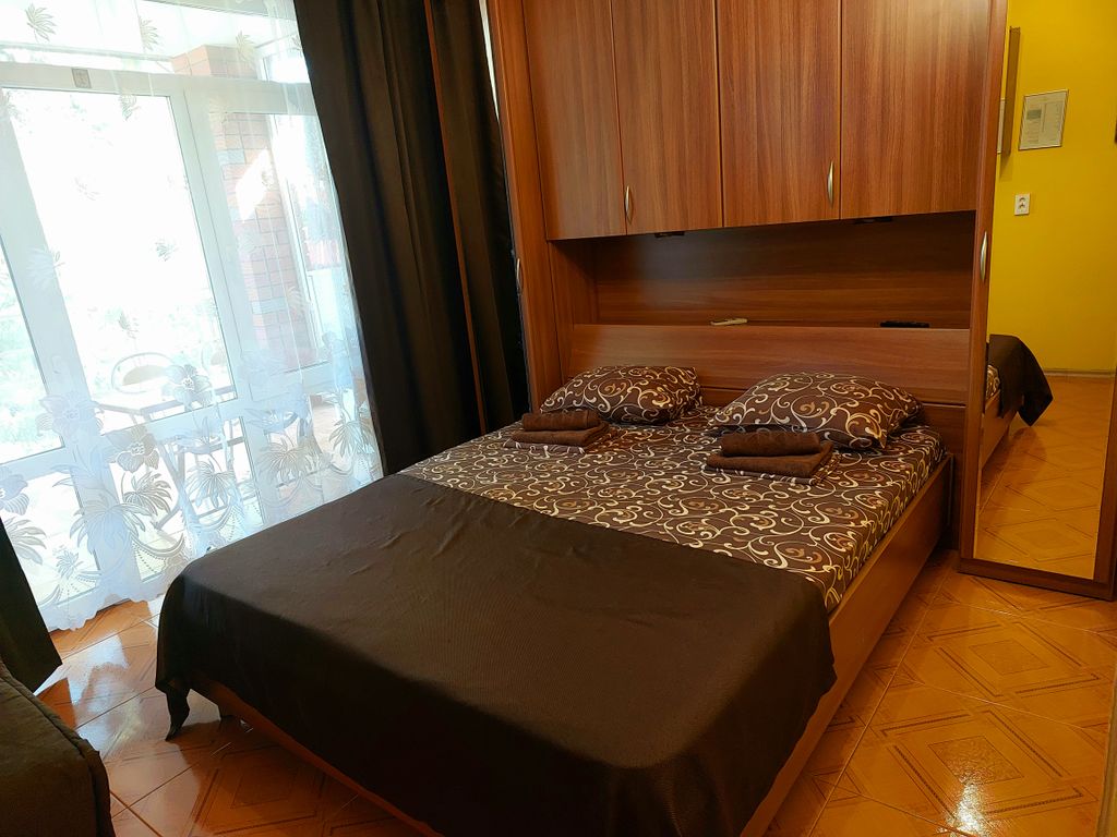 Трёхместный номер полулюкс 2+1 с балконом небольшой