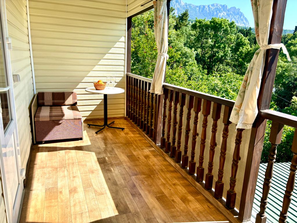 Трёхместный номер стандарт с видом на горы