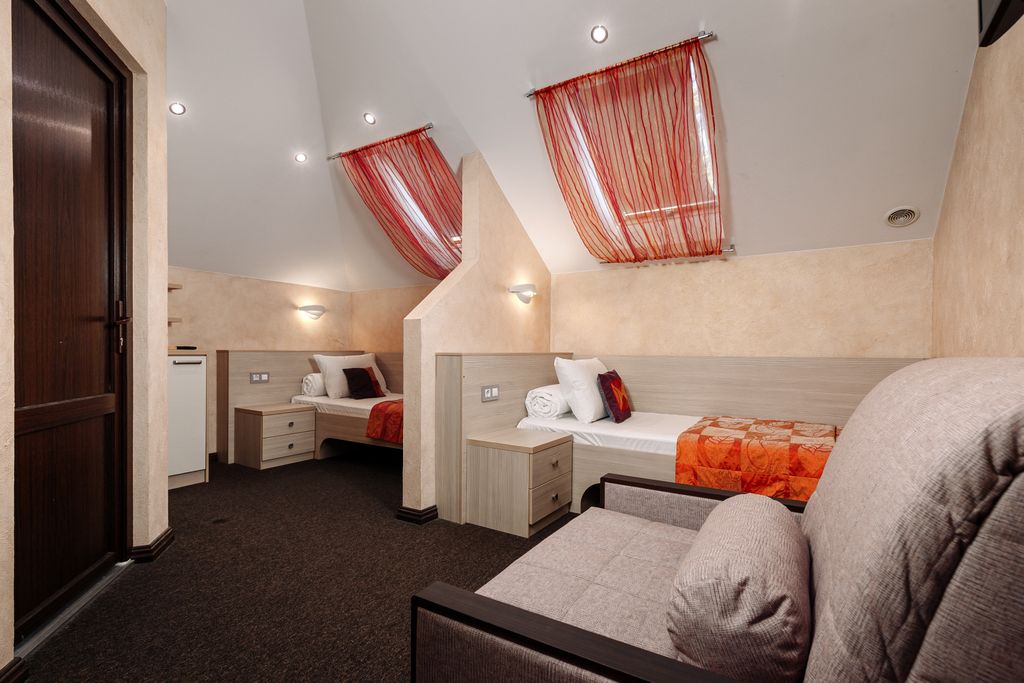 Трёхместный номер Стандарт с двумя раздельными кроватями на уютной мансарде с доп. местом