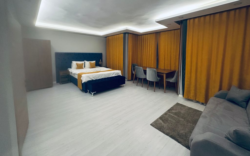 Трёхместный номер делюкс с балконом и видом на улицу