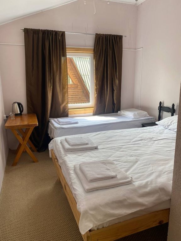 Трёхместный номер с двуспальной и односпальной кроватями