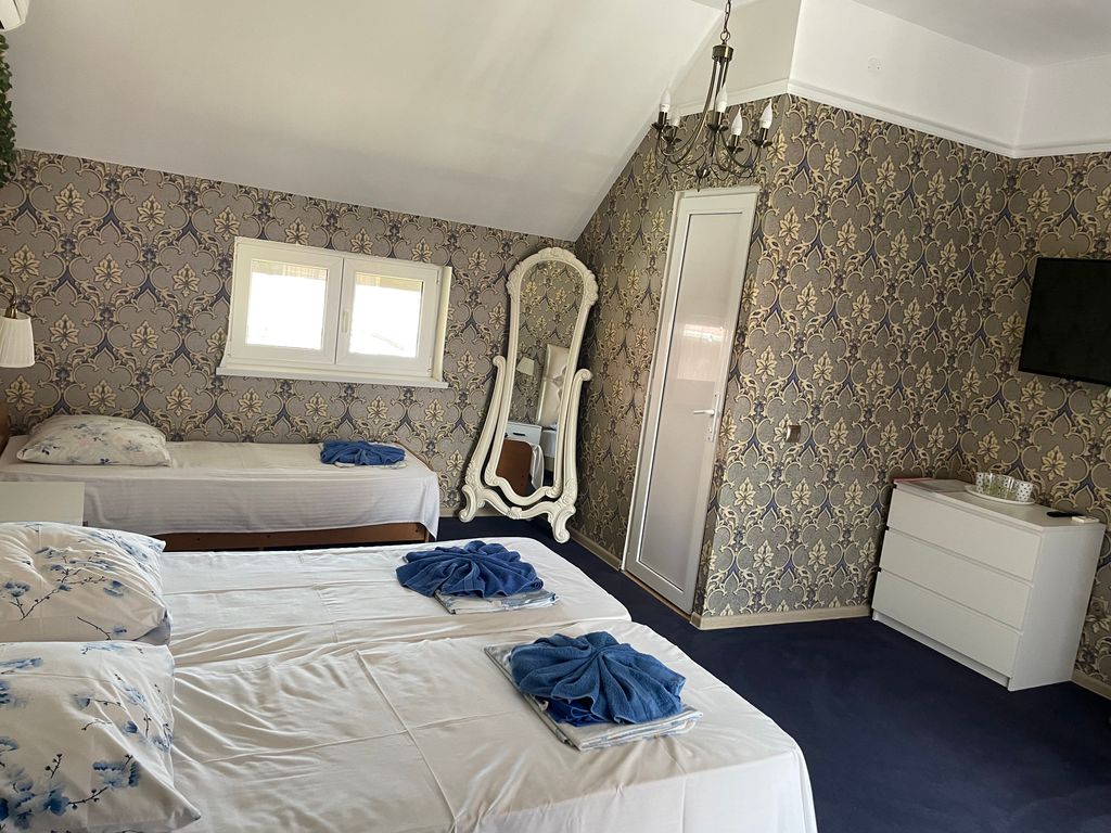 Трёхместный номер с балконом