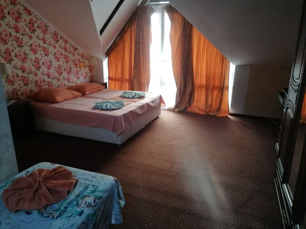 Трёхместный номер с балконом и видом на бассейн